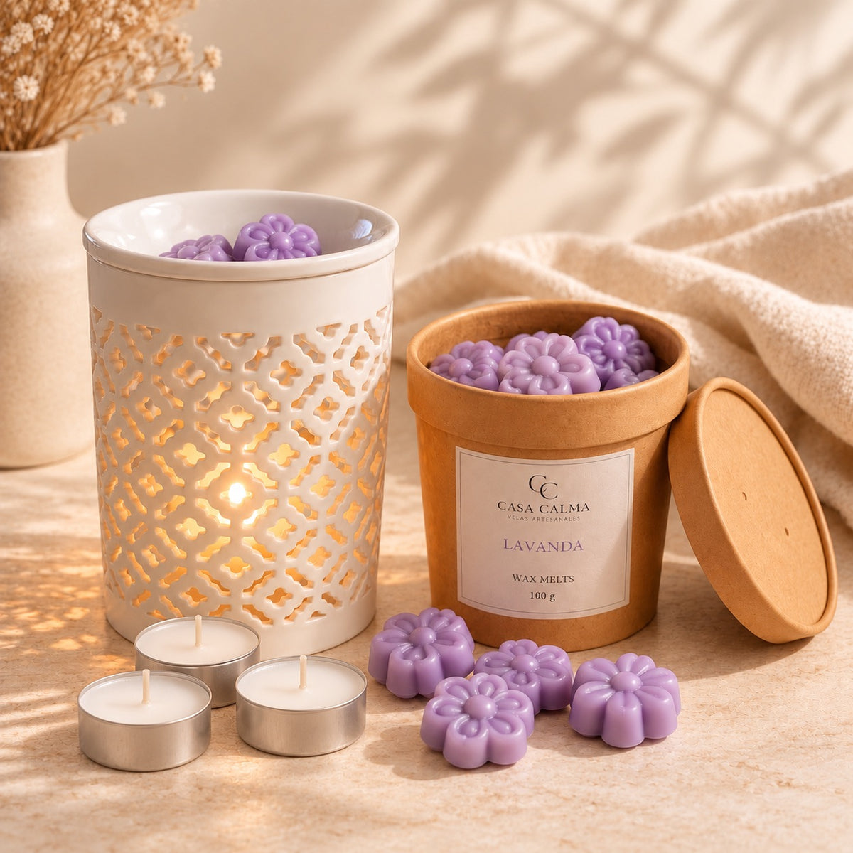 Quemador con forma de celosía y wax metls con forma de flores moradas con aroma de lavanda y 3 velas de te 