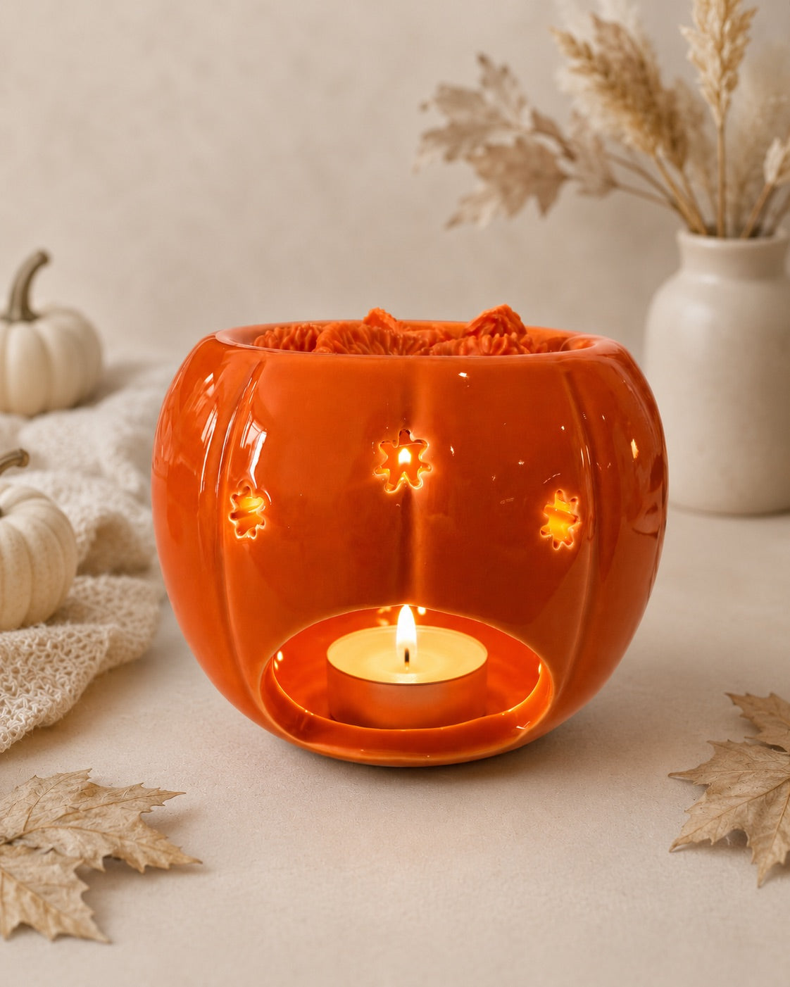 Quemador de wax melts Calabaza Naranja de cerámica, vista encendida de Casa Calma