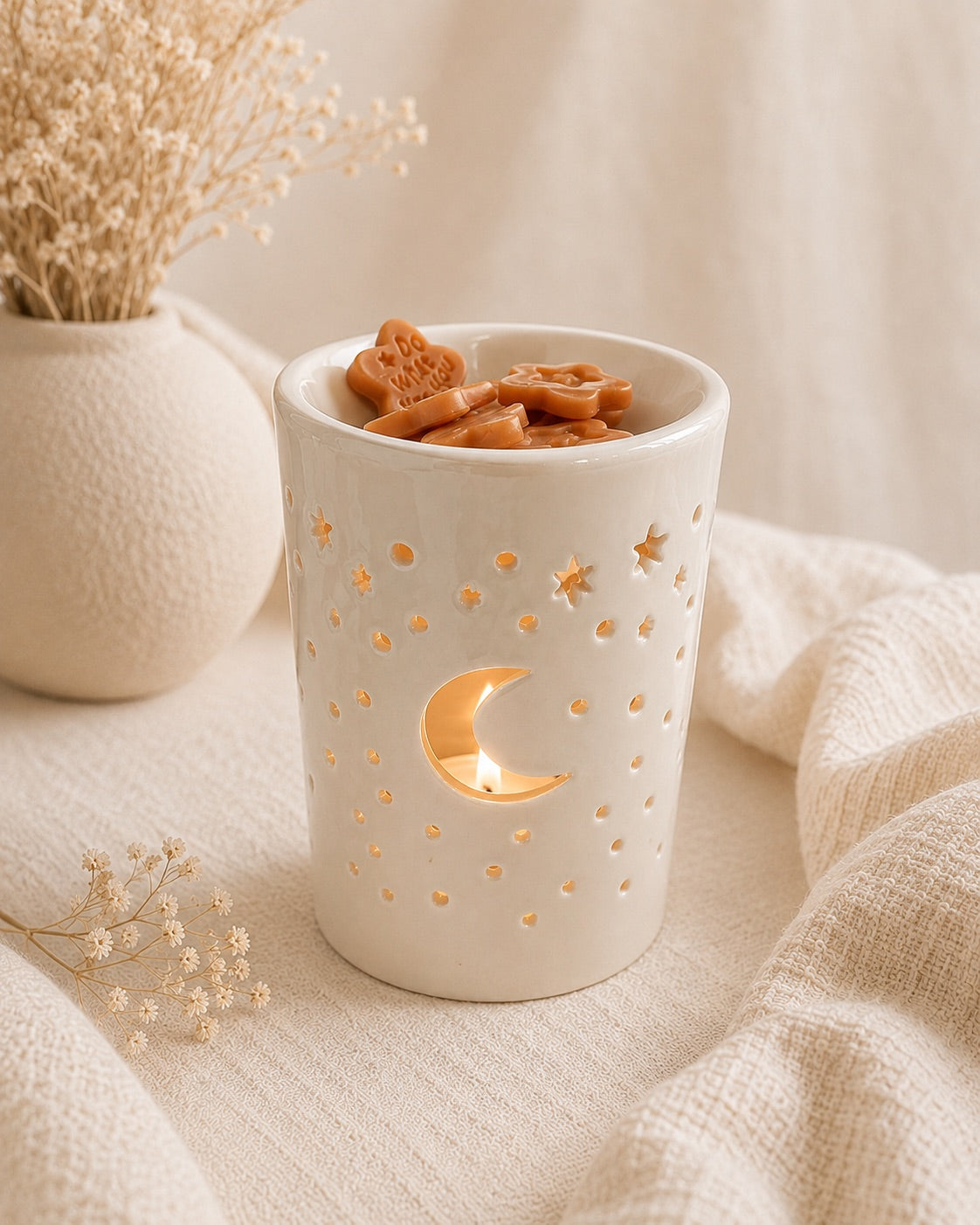 Quemador de wax melts Luna y estrellas de cerámica, vista encendida | Casa Calma