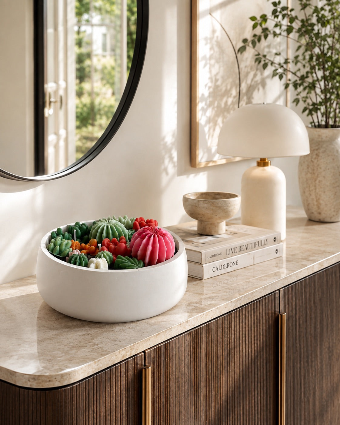 Vela aromática XL con suculentas de cera como elemento decorativo en consola de salón de Casa Calma