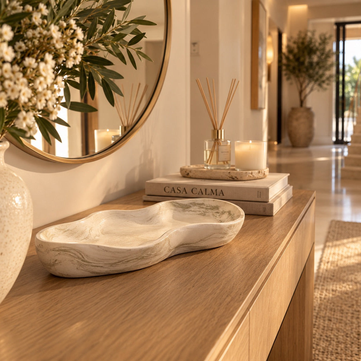 Bandeja decorativa Aura alargada de resina acrílica de Casa Calma en un ambiente decorado