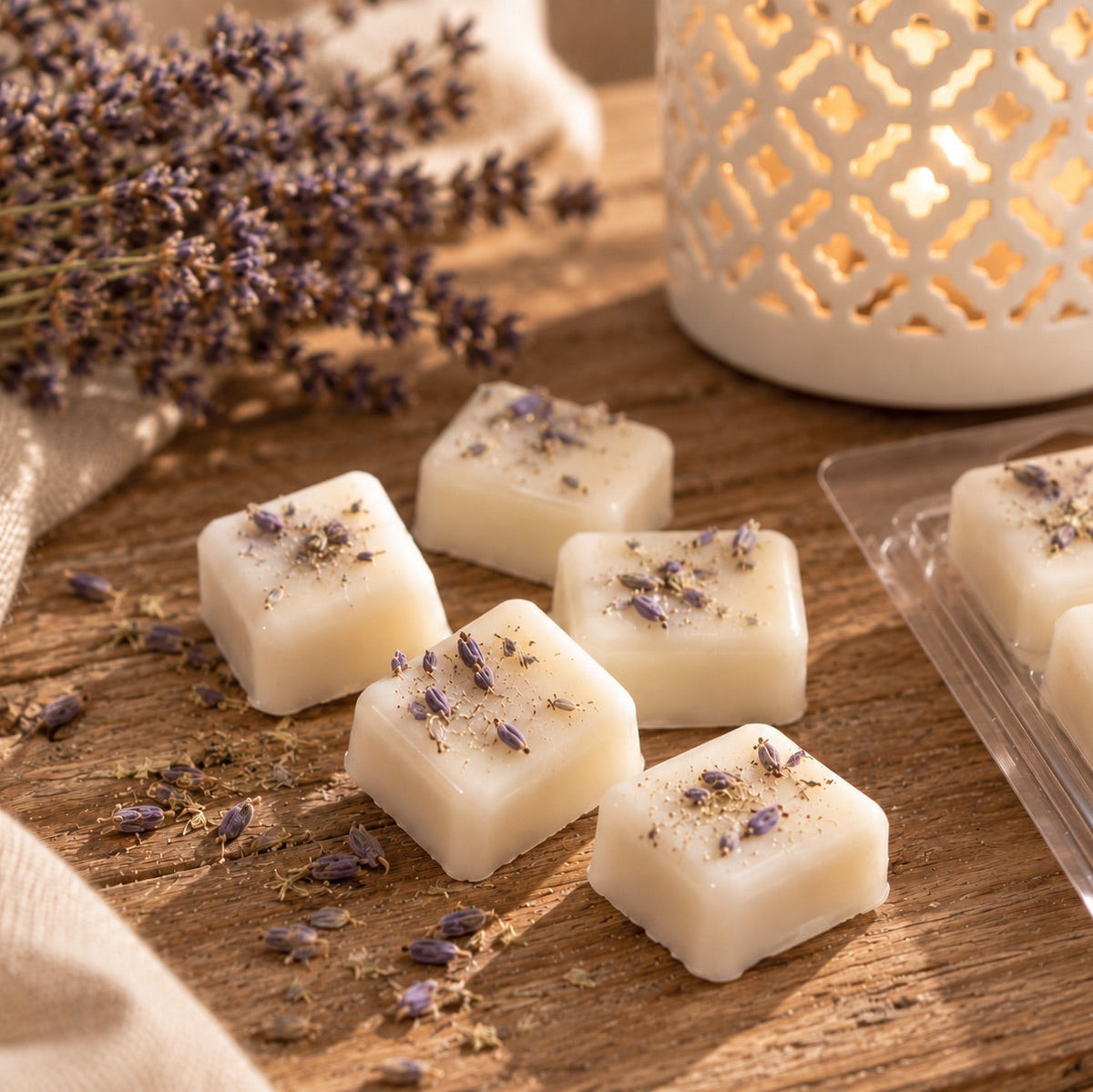 Piezas de la tableta de wax melts de lavanda Casa Calma separadas en cubitos de cera de soja