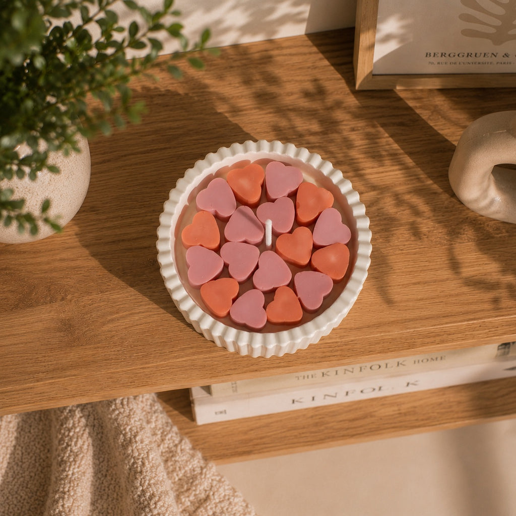 Vista superior de vela aromática con corazones de cera de soja en tonos rosa y terracota – Casa Calma