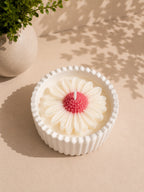 Vista superior de vela aromática con margarita de cera de soja en bol estriado – Casa Calma