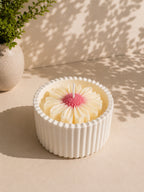 Vela aromática artesanal con margarita de cera en recipiente estriado blanco – Casa Calma