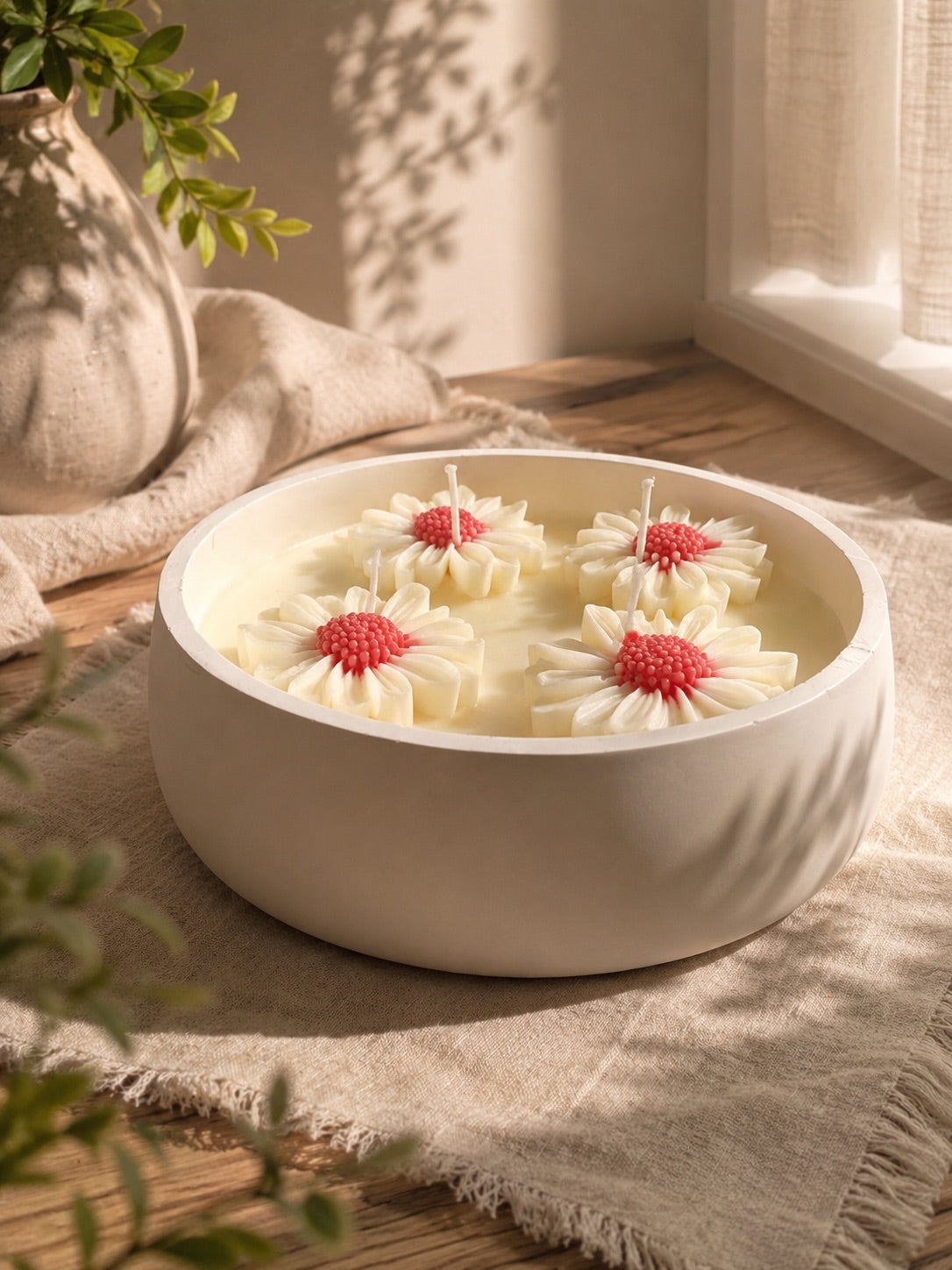 Vela aromática XL con flores de margarita en bol de cemento blanco – Casa Calma
