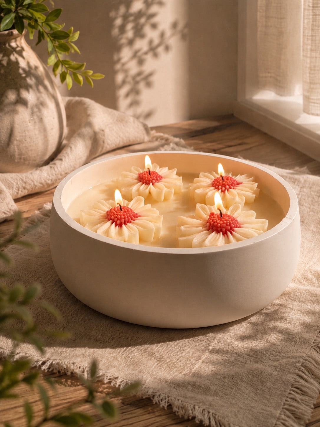 Vela aromática XL con flores de margarita encendidas en bol de cemento – Casa Calma