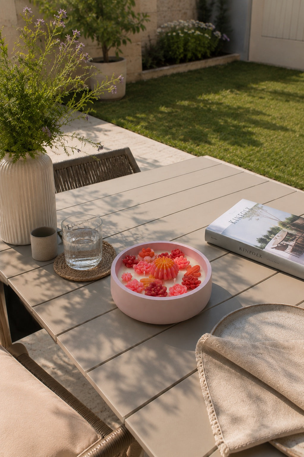 Vela aromática XL frutos rojos con suculentas como elemento decorativo en el hogar de Casa Calma