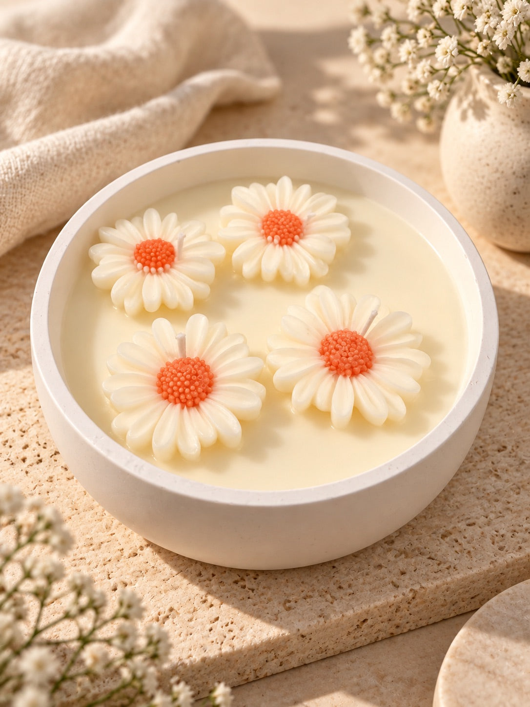 Vela aromática XL con flores de margarita en recipiente de resina acrílica blanco – Casa Calma