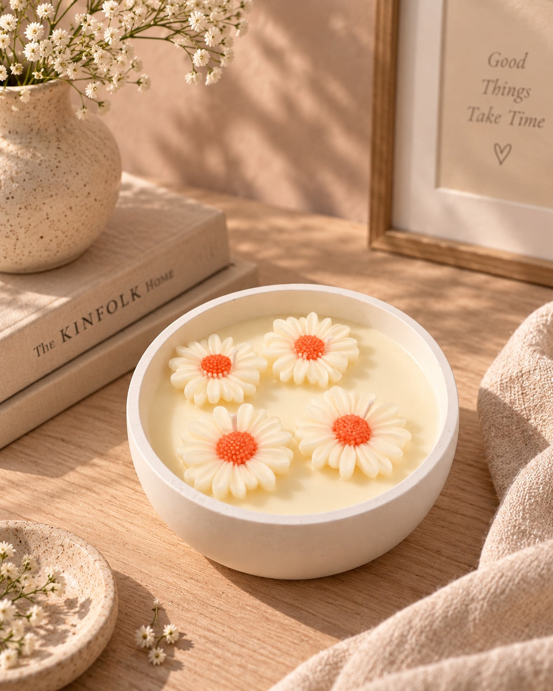 Vista de vela aromática XL con cuatro flores de margarita en mueble – Casa Calma