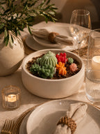 Vela aromática XL con suculentas como centro de mesa en decoración de comedor – Casa Calma