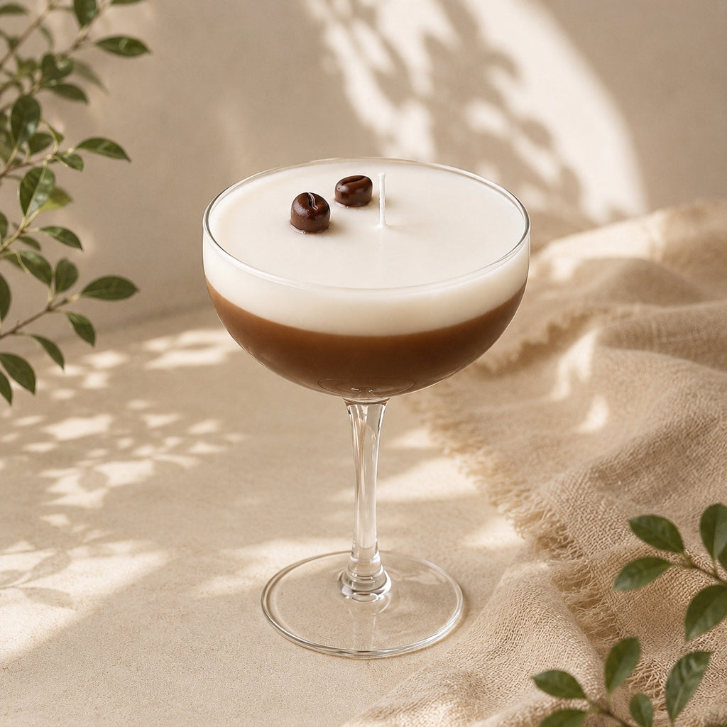 Vela Espresso Martini Casa Calma en copa de cóctel con capa de café y espuma blanca, decorada con granos de cera