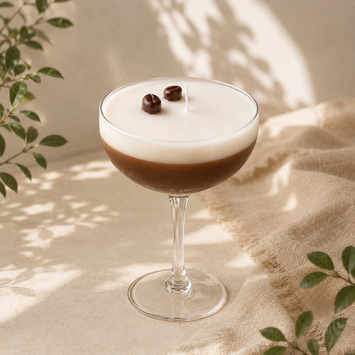 Vela Espresso Martini Casa Calma en copa de cóctel con capa de café y espuma blanca, decorada con granos de cera