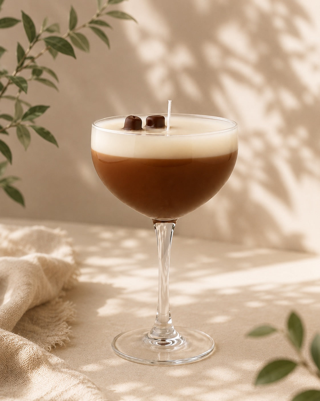 Vela Espresso Martini Casa Calma en copa elegante con capas de café oscuro y espuma, ambiente cálido con luz natural