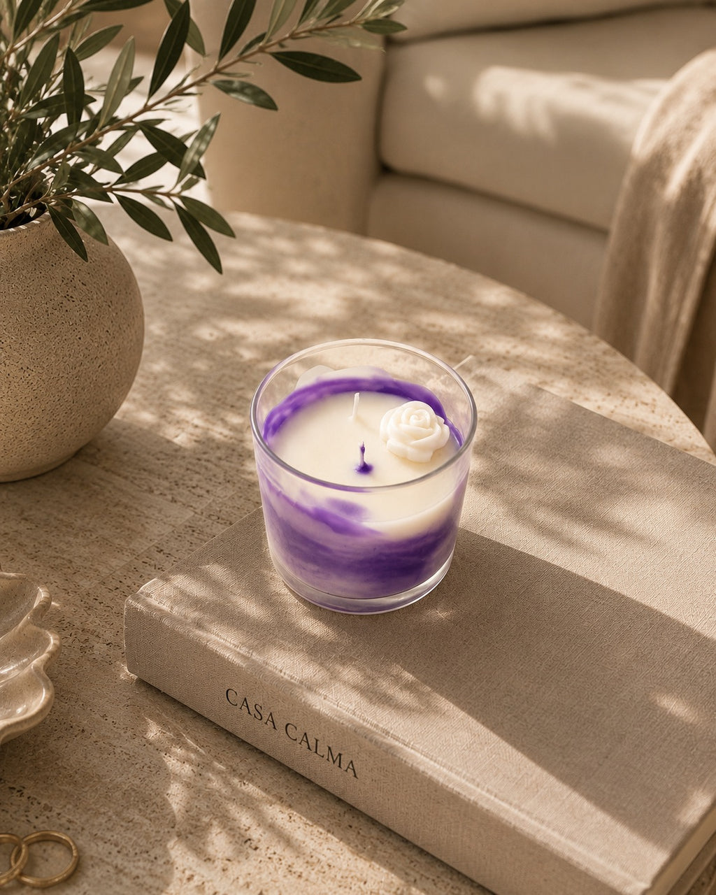 Vela artesanal Campos de Lavanda en ambiente acogedor con aroma floral y relajante – Casa Calma
