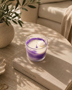 Vela artesanal Campos de Lavanda en ambiente acogedor con aroma floral y relajante – Casa Calma
