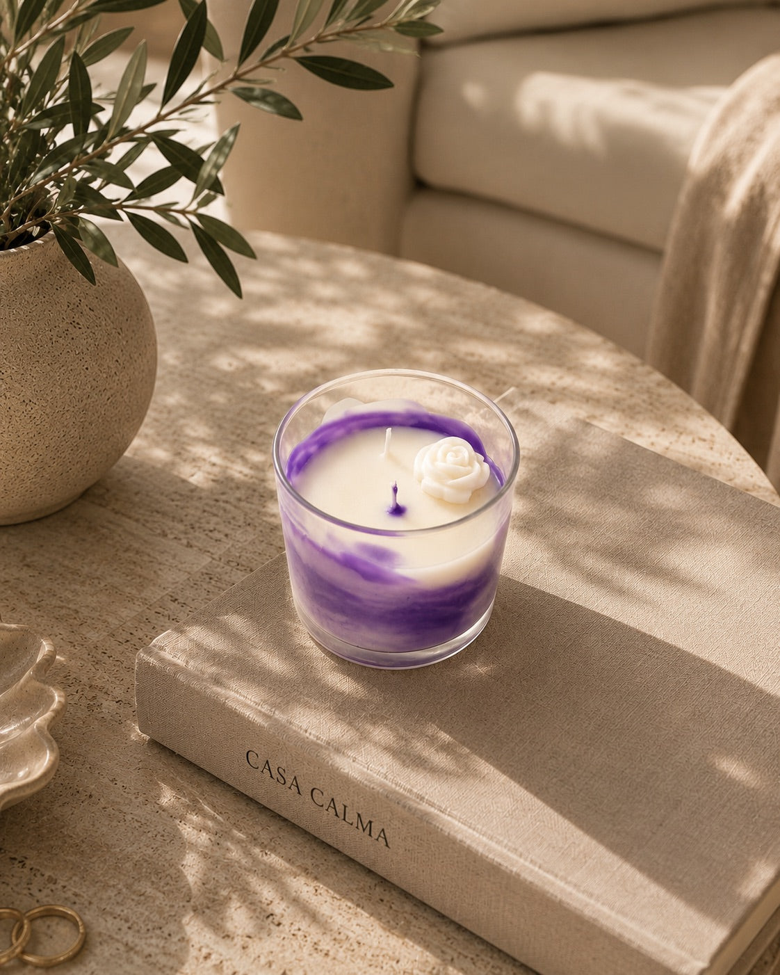 Vela artesanal Campos de Lavanda en ambiente acogedor con aroma floral y relajante – Casa Calma
