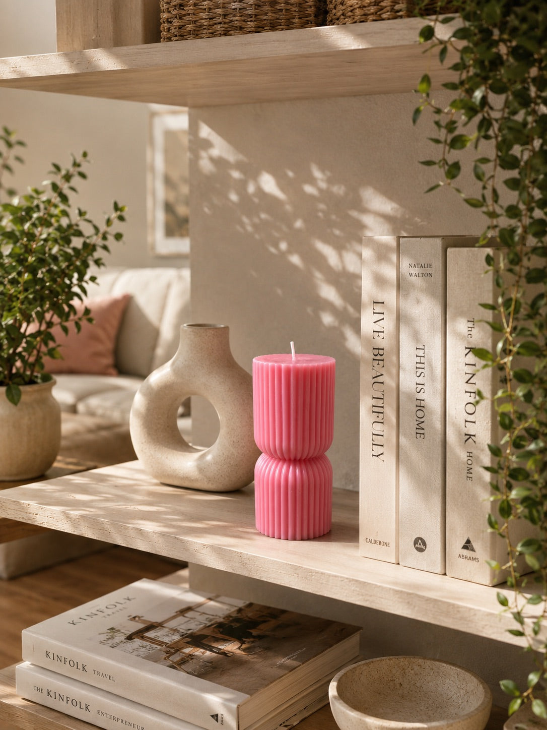 Vela Tótem Acanalada Recta rosa en ambiente lifestyle | Casa Calma