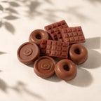 Wax melts de capuchino de Casa Calma, de color marrón y con formas de mini tabletas de chocolate, aros y discos