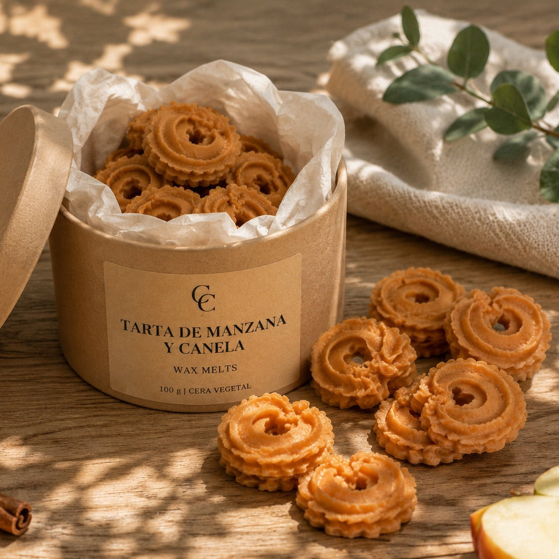 Envase kraft abierto de wax melts de tarta de manzana y canela de Casa Calma con varias piezas de cera alrededor