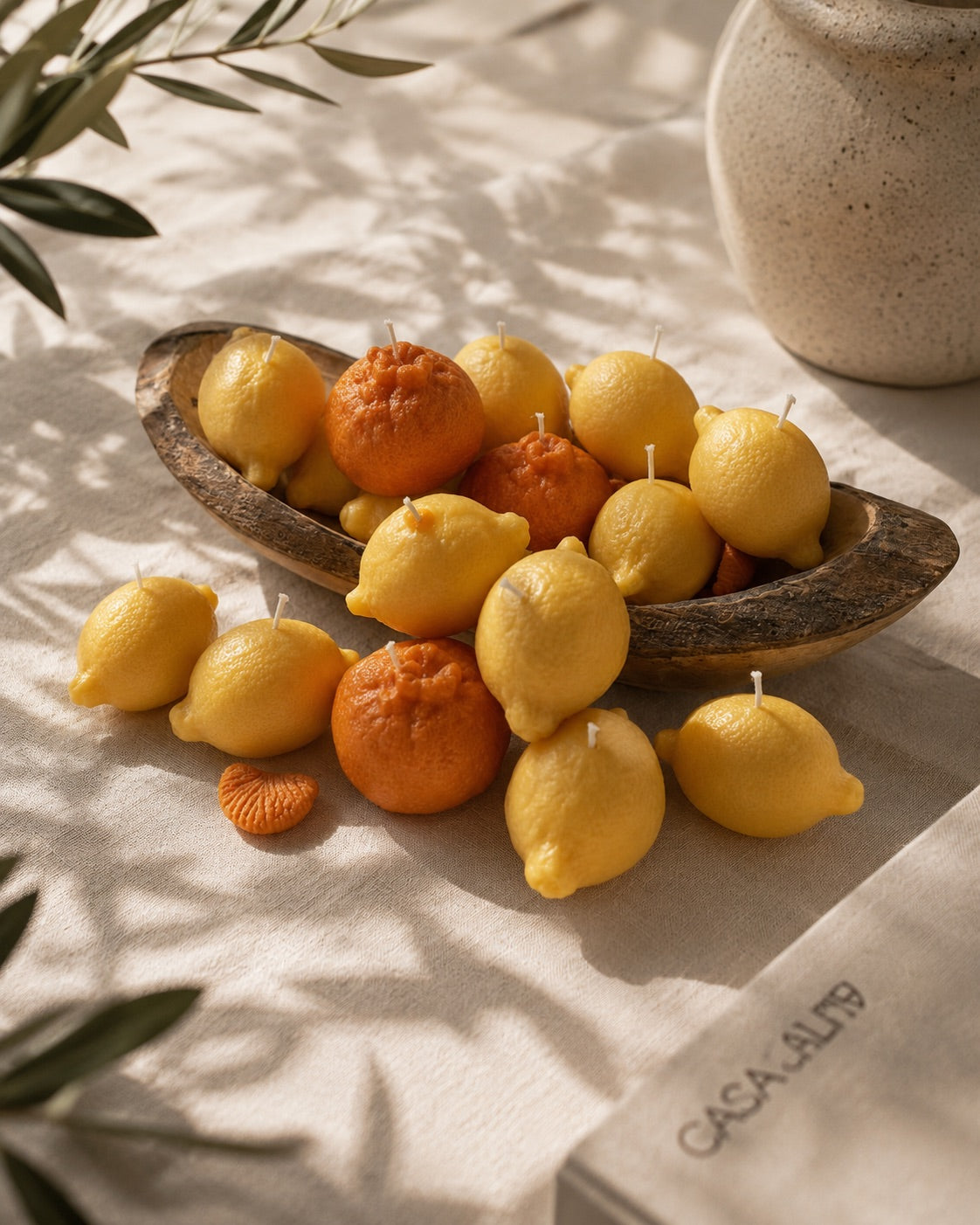Colección de wax melts artesanales con forma de limón y mandarina en bandeja de madera – Casa Calma