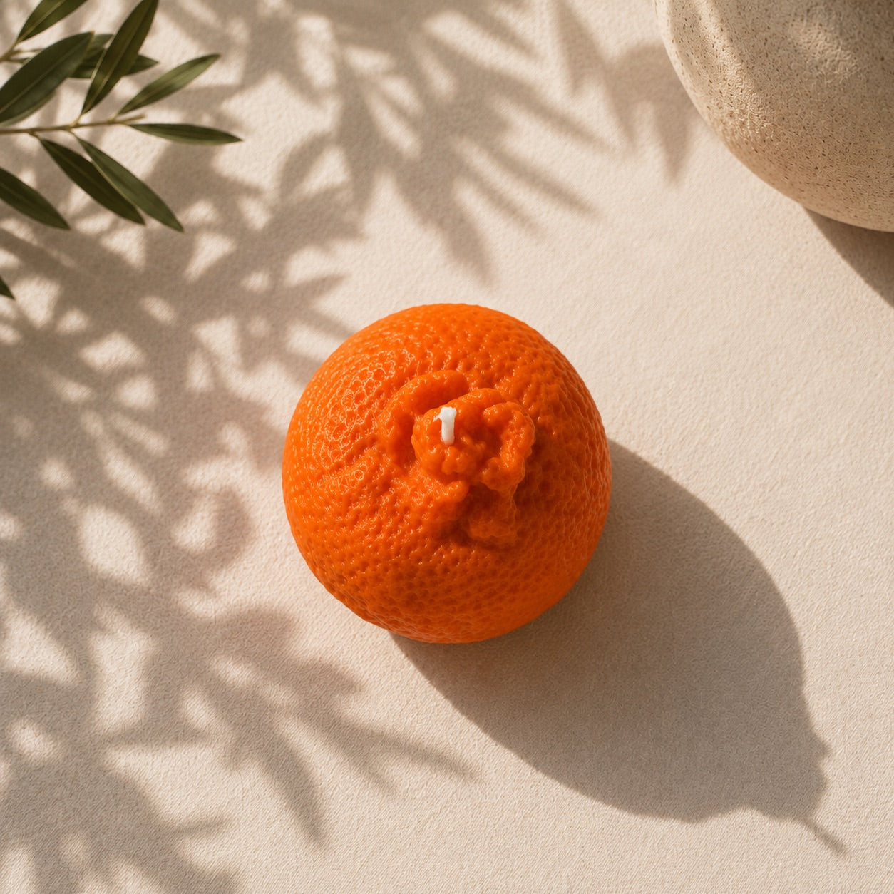Vista superior de wax melt Mandarina Artesanal XL de cera de soja, con luz natural y sombras de hojas – Casa Calma