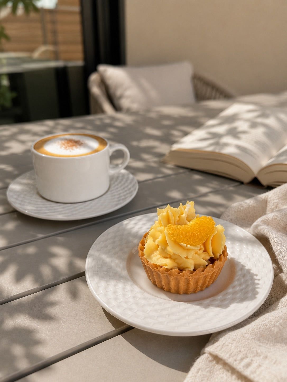 Wax Melt XL Tartaleta Artesanal de Casa Calma sobre un plato, junto a una taza de café y un libro.